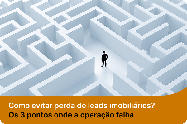 Homem de terno em um labirinto branco, com um banner laranja na parte inferior contendo o texto: "Como evitar perda de leads imobiliários? Os 3 pontos onde a operação falha