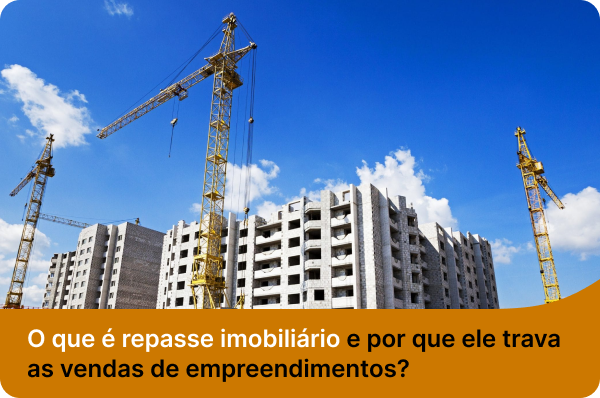 Canteiro de obras com guindastes amarelos e prédios inacabados sob um céu azul
