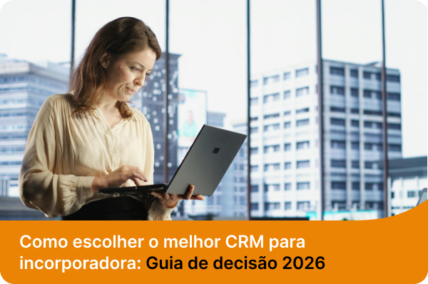 Uma mulher em um escritório com vista para a cidade usa um laptop, com o texto "Como escolher o melhor CRM para incorporadora: Guia de decisão 2026"