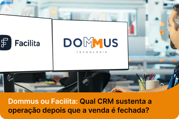 Um homem em um escritório observa monitores exibindo os logos Facilita e Dommus Tecnologia, com texto perguntando qual CRM sustenta a operação pós-venda.