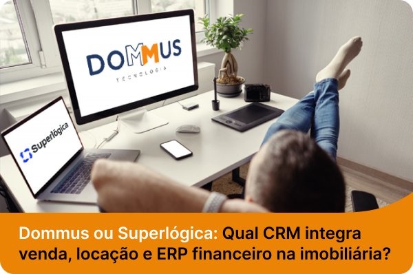 Pessoa sentada em uma mesa de escritório, monitor exibindo Dommus e no laptop Superlógica.