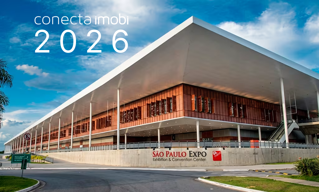 Um moderno centro de exposições São Paulo Expo, com teto branco e paredes marrons, sob céu azul, e os textos "conecta imobi 2026"