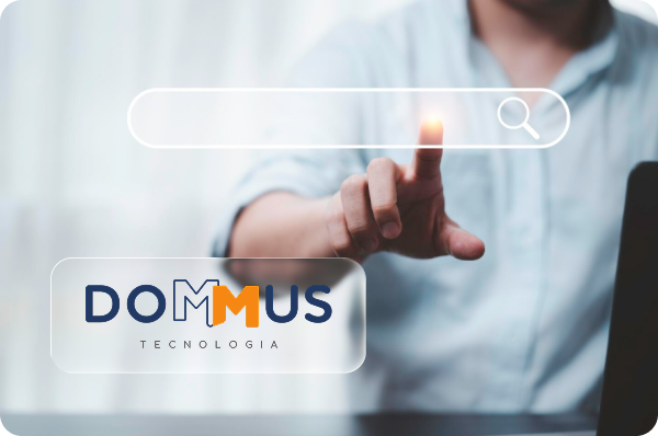 Uma mão aponta para uma barra de busca digital iluminada com um ícone de lupa, exibindo o logo DOMMUS TECNOLOGIA em azul e laranja.